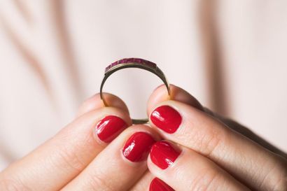 Bague en or jaune sertie de 7 rubis de synthèse....