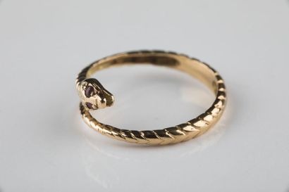 Bague en or jaune représentant un serpent,...