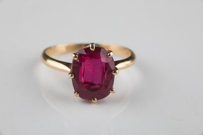 Bague solitaire en or jaune ornée d’un rubis...