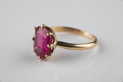Bague solitaire en or jaune ornée d’un rubis...