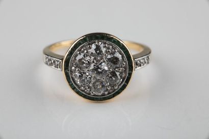 Bague ancienne en or jaune et patine de forme...