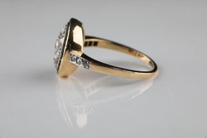 Bague ancienne en or jaune et patine de forme...