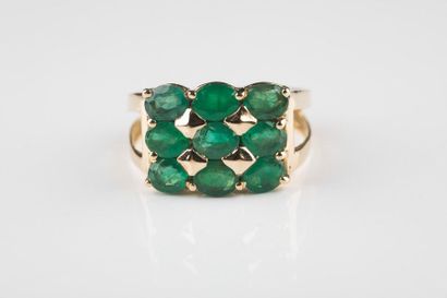 Bague en or jaune ornée d’un pavage d’émeraudes...