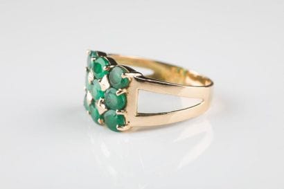 Bague en or jaune ornée d’un pavage d’émeraudes...