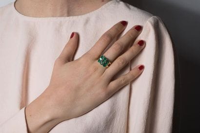 Bague en or jaune ornée d’un pavage d’émeraudes...