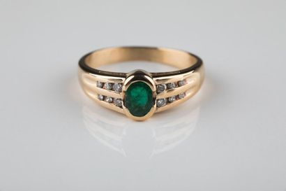 Bague jonc en or jaune ornée au centre d’une...
