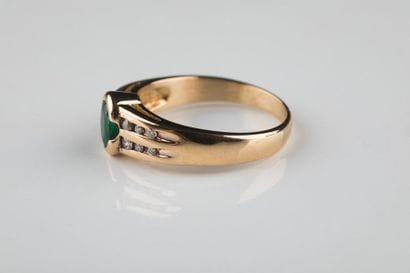 Bague jonc en or jaune ornée au centre d’une...