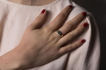 Bague jonc en or jaune ornée au centre d’une...