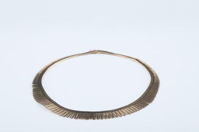 Collier en or jaune au décor de palmettes...