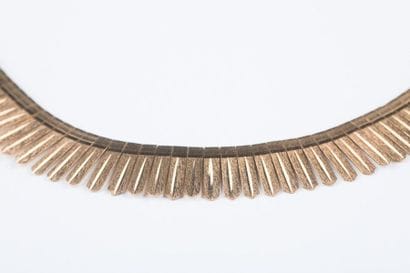 Collier en or jaune au décor de palmettes...