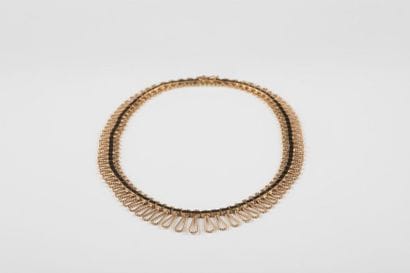 Collier en or jaune composé de motifs fils...