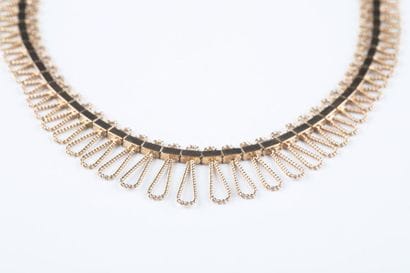 Collier en or jaune composé de motifs fils...