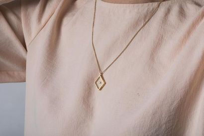 Chaine en or jaune maille gourmette, retenant...
