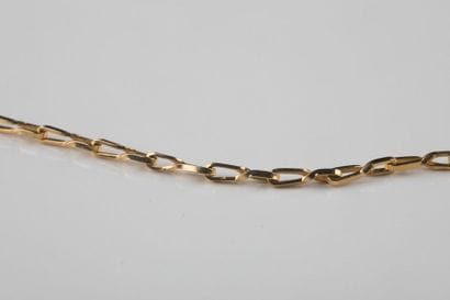 Collier en jaune maille allongée légèrement...