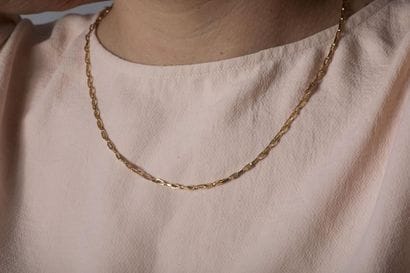 Collier en jaune maille allongée légèrement...
