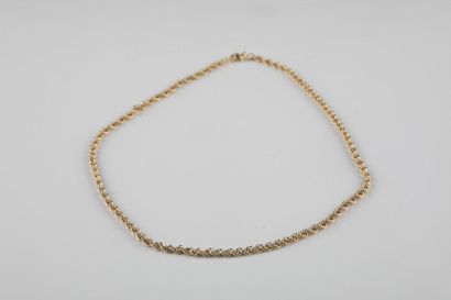Chaine en or jaune maille torsade. Fermoir...