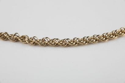 Chaine en or jaune maille torsade. Fermoir...