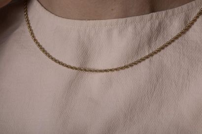 Chaine en or jaune maille torsade. Fermoir...