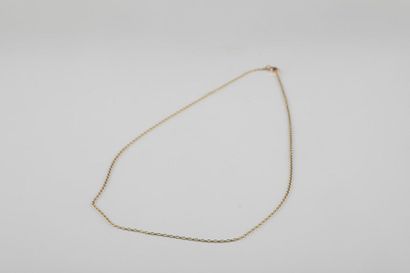 Chaine en or jaune maille forçat limée. Fermoir...