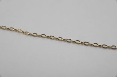 Chaine en or jaune maille forçat limée. Fermoir...