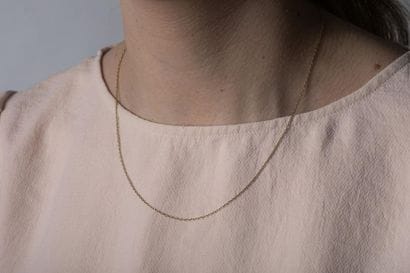 Chaine en or jaune maille forçat limée. Fermoir...