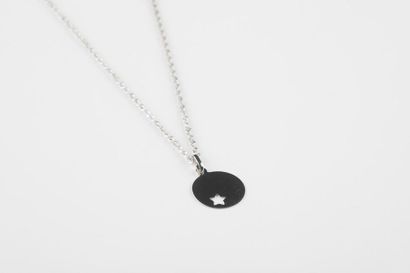 Chaine en or gris maille torsadée retenant...
