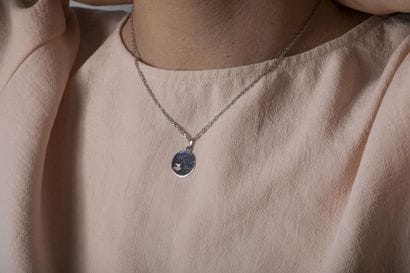 Chaine en or gris maille torsadée retenant...
