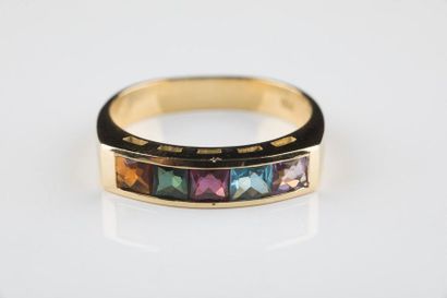 Bague jonc en or jaune sertie de pierres...
