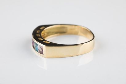 Bague jonc en or jaune sertie de pierres...