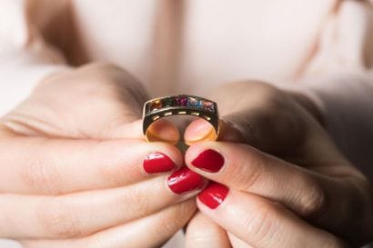 Bague jonc en or jaune sertie de pierres...