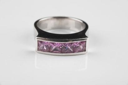 Bague en or gris ornée de quatre saphirs...