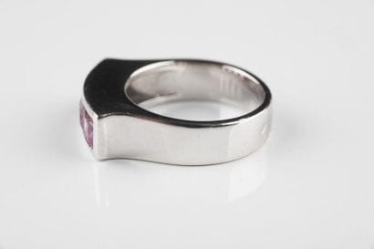 Bague en or gris ornée de quatre saphirs...