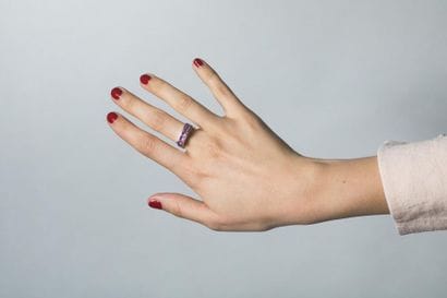 Bague en or gris ornée de quatre saphirs...