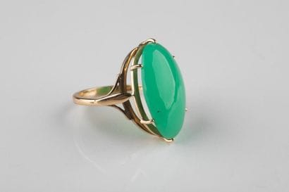 Bague en or jaune serti d’un cabochon probablement...