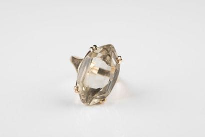 Bague en or jaune ornée d’un quartz (accident)....