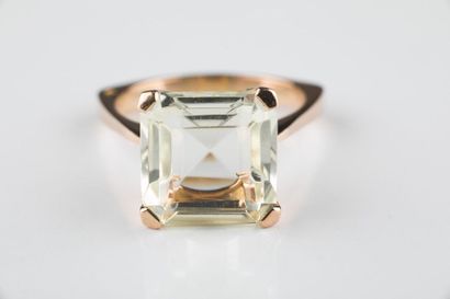 Bague en or jaune ornée d’une citrine taille...