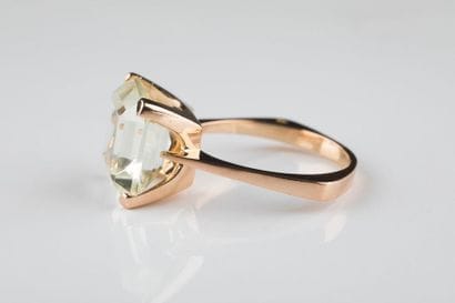 Bague en or jaune ornée d’une citrine taille...