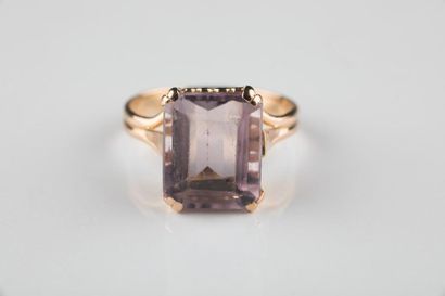 Bague en or jaune retenant une améthyste...