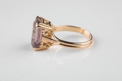 Bague en or jaune retenant une améthyste...