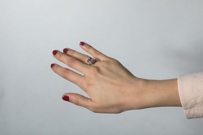 Bague en or jaune retenant une améthyste...