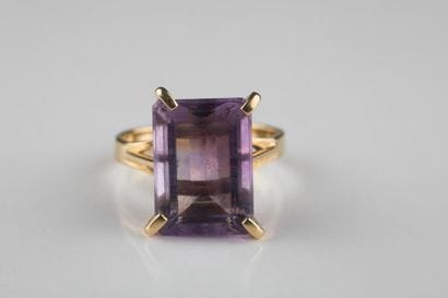 Bague en or jaune ornée d’une améthyste taille...