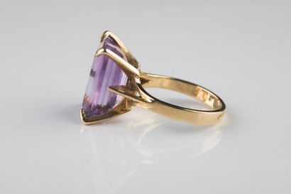 Bague en or jaune ornée d’une améthyste taille...