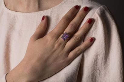 Bague en or jaune ornée d’une améthyste taille...