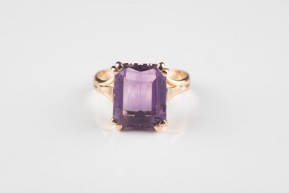 Bague en or jaune retenant une améthyste...