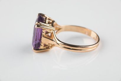 Bague en or jaune retenant une améthyste...