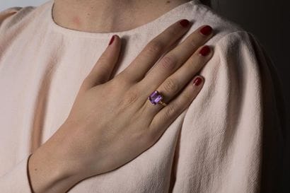 Bague en or jaune retenant une améthyste...