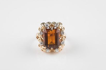 Bague en or jaune et platine ornée en son...