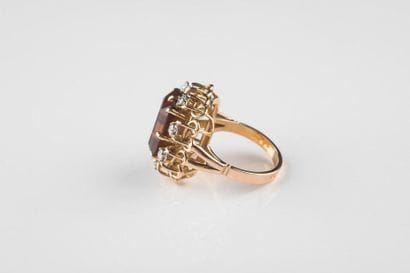 Bague en or jaune et platine ornée en son...