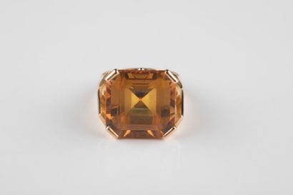 Bague en or jaune ornée d’un saphir orange...