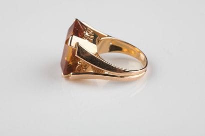 Bague en or jaune ornée d’un saphir orange...